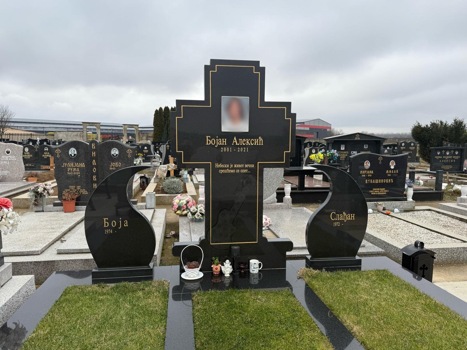 Spomenici za troje 5